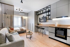 Studiolejlighed - 1 dobbeltseng - køkken - byudsigt | Opholdsområde | 43-tommers smart-tv med digitale kanaler, streamingtjenester