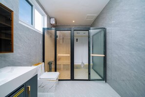 Combined shower/bathtub, rainfall showerhead, hair dryer, towels