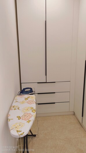 3 bedrooms, soundproofing, free WiFi, bed sheets