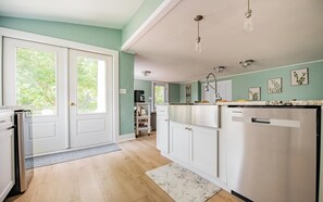 Microwave, dishwasher, coffee/tea maker, toaster