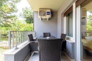Outdoor dining - Apartment Ivi with Balcony (Baška)