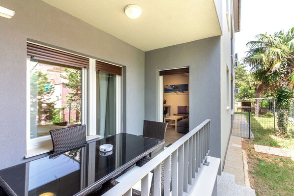 Outdoor dining - Apartment Ivi with Balcony (Baška)