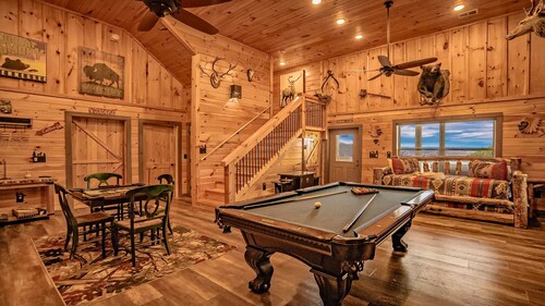 Queen Bee- 5bdrm, Amazing Mountain View, Home Theater, Game Room, & Pool Access