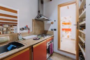 Een koelkast, een microgolfoven, een oven, een vaatwasser
