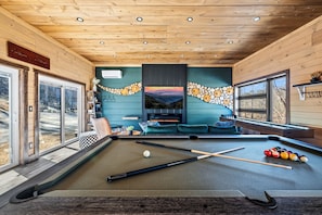 Games room - Artisan's Retreat – Brand New Luxury Cabin in the Arts & Crafts District (Gatlinburg)