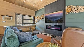 Een smart-tv en een open haard
