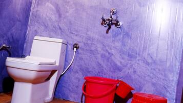 Deluxe Room | Bathroom | Shower, free toiletries, slippers, towels