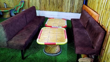 Habitación Deluxe | Zona de estar | Televisión LED de 32 pulgadas con canales por cable, una chimenea