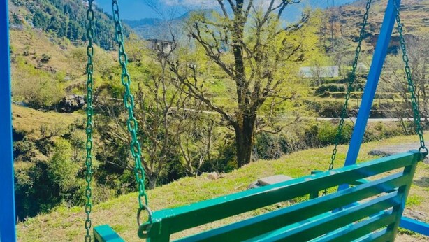 A bench with a view of a mountainous landscape. - The Escapee Resort (Dhanaulti)