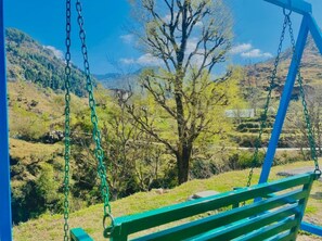 Un banc offrant une vue sur un paysage montagneux.
