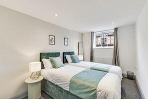 2 bedrooms, WiFi - Stylish stay Ware town + parking (Ware)