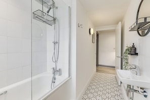 Bathroom - Stylish stay Ware town + parking (Ware)