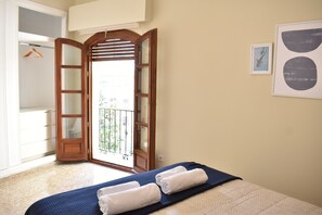 5 bedrooms, iron/ironing board, WiFi, bed sheets