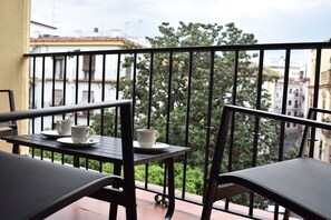 Outdoor dining - Downtown Apartment with Parking and Terrace (Unknown)