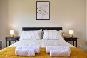 5 bedrooms, iron/ironing board, WiFi, bed sheets - Downtown Apartment with Parking and Terrace (Unknown)