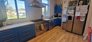 Private kitchen - Large & Colourful, Family 4BD with Kids Playground (Dublin)