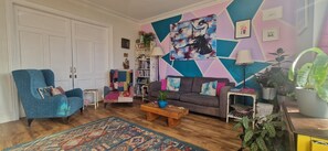 TV, fireplace, books, stereo - Large & Colourful, Family 4BD with Kids Playground (Dublin)