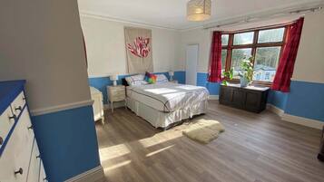 4 bedrooms, iron/ironing board, Internet, bed sheets