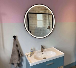 Douche, sèche-cheveux