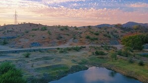 Un paysage comprenant une étendue d’eau, des collines et une végétation clairsemée.