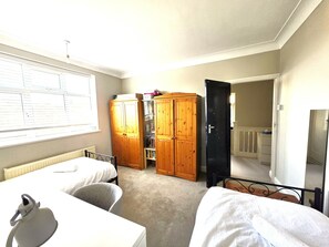 3 間睡房、熨斗/熨衫板、上網、床單