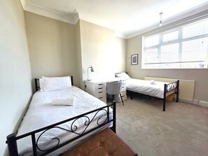 3 habitaciones, tabla de planchar con plancha y acceso a internet 