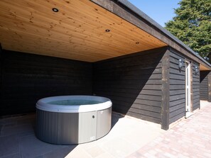 Cottage | Outdoor spa tub - Driftwood (Lowestoft)