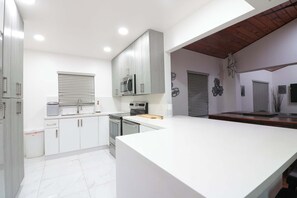 冷蔵庫、電子レンジ、オーブン、食器洗い機