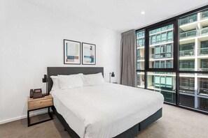 1 camera, una cassaforte in camera, una scrivania, ferro/asse da stiro