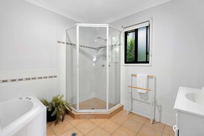 Dusche, Haartrockner, Handtücher