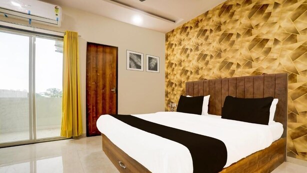 Une chambre moderne avec un cadre de lit en bois, un mur à texture et une grande fenêtre avec des rideaux.
