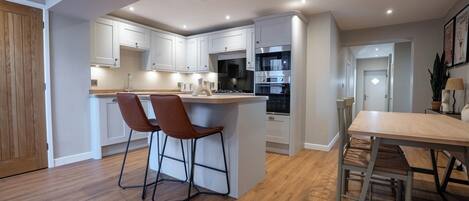 Lave-vaisselle, batterie de cuisine, vaisselle et ustensiles