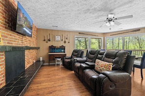 Living area - Cosby Mountain Lodge minutes from Gatlinburg (Cosby)