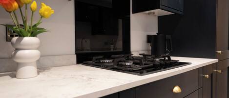 Lave-vaisselle, batterie de cuisine, vaisselle et ustensiles