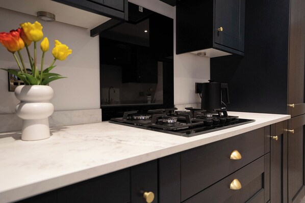 Lave-vaisselle, batterie de cuisine, vaisselle et ustensiles