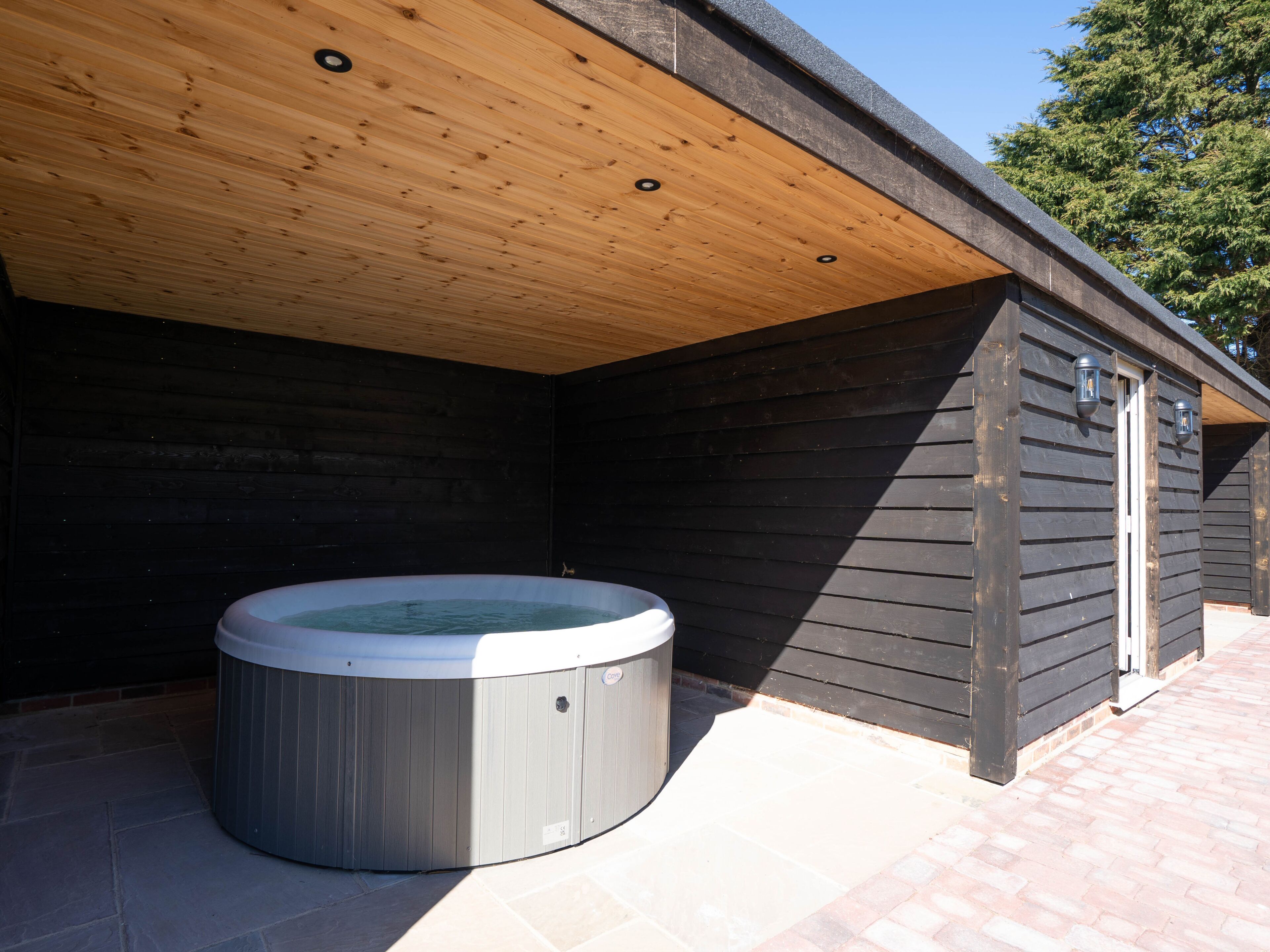 Cottage | Outdoor spa tub