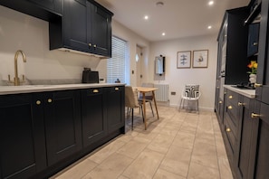 Fridge, microwave, dishwasher, cookware/dishes/utensils