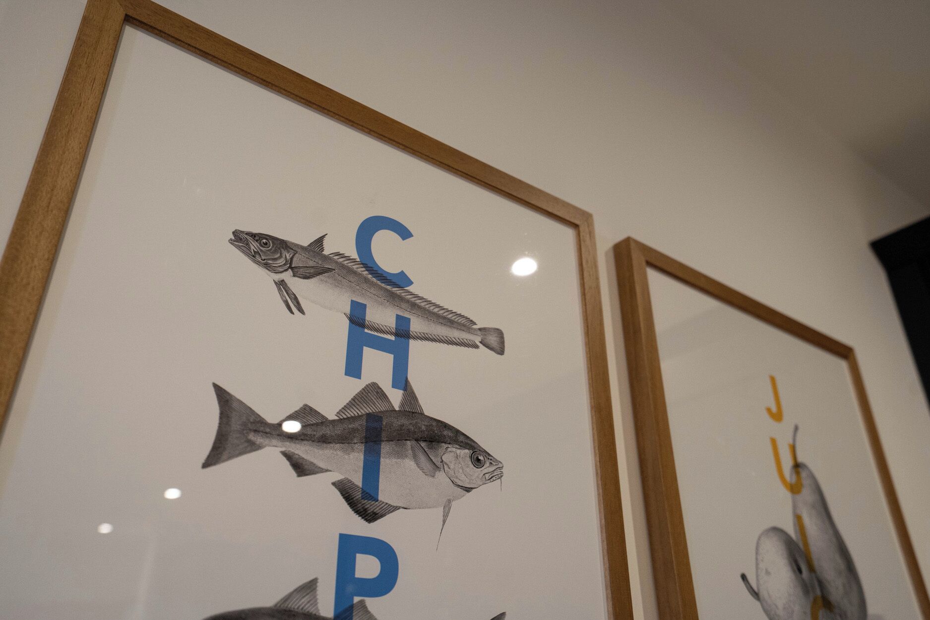 Una obra de arte enmarcada con ilustraciones de peces y las letras que deletrean "CHIP".
