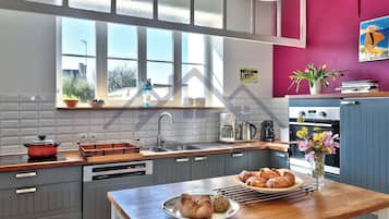 冰箱、微波炉、烤箱、炉灶