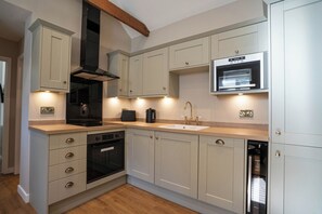 Dishwasher, cookware/dishes/utensils - Dunes Cottage (Lowestoft)