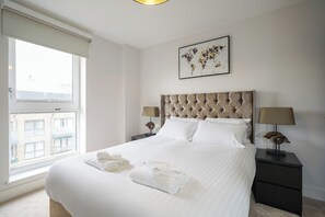 Apartment, River View | 3 bedrooms, free WiFi - Serenity by the Water 3 bedroom London (Isleworth)