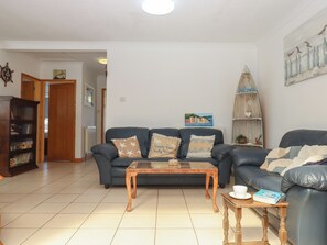 Living area - 8 Chestnut Drive (Brixham)
