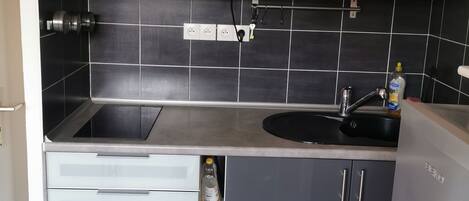 Frigorífico, microondas, horno y placa de cocina