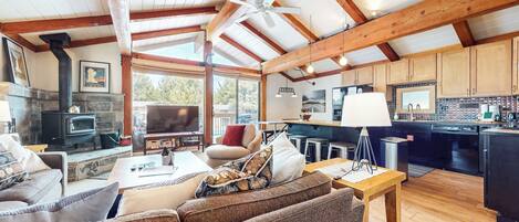 تلفزيون ذكي، مدفأة، مكتب