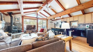 Smart-TV, Kamin, Arbeitsbereiche