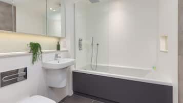 Departamento clásico | Baño | Regadera, amenidades de baño gratuitas, secadora de cabello, toallas