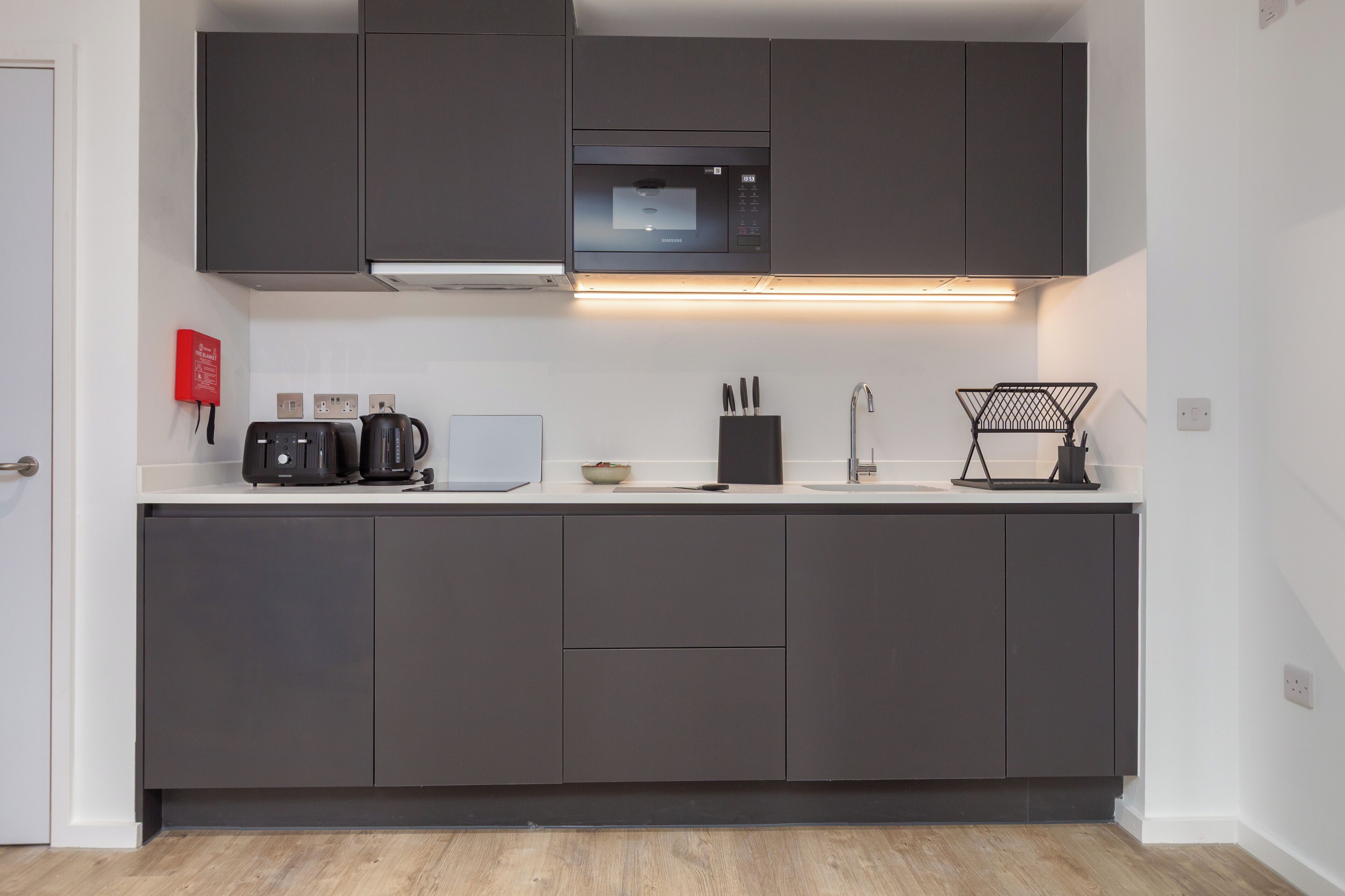Classic Apartment | Private kitchen | Full-sized fridge, microwave, dishwasher, electric kettle