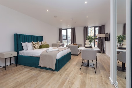 Deluxe Apartment | 1 bedroom, iron/ironing board. Cable Street Serviced Apartments