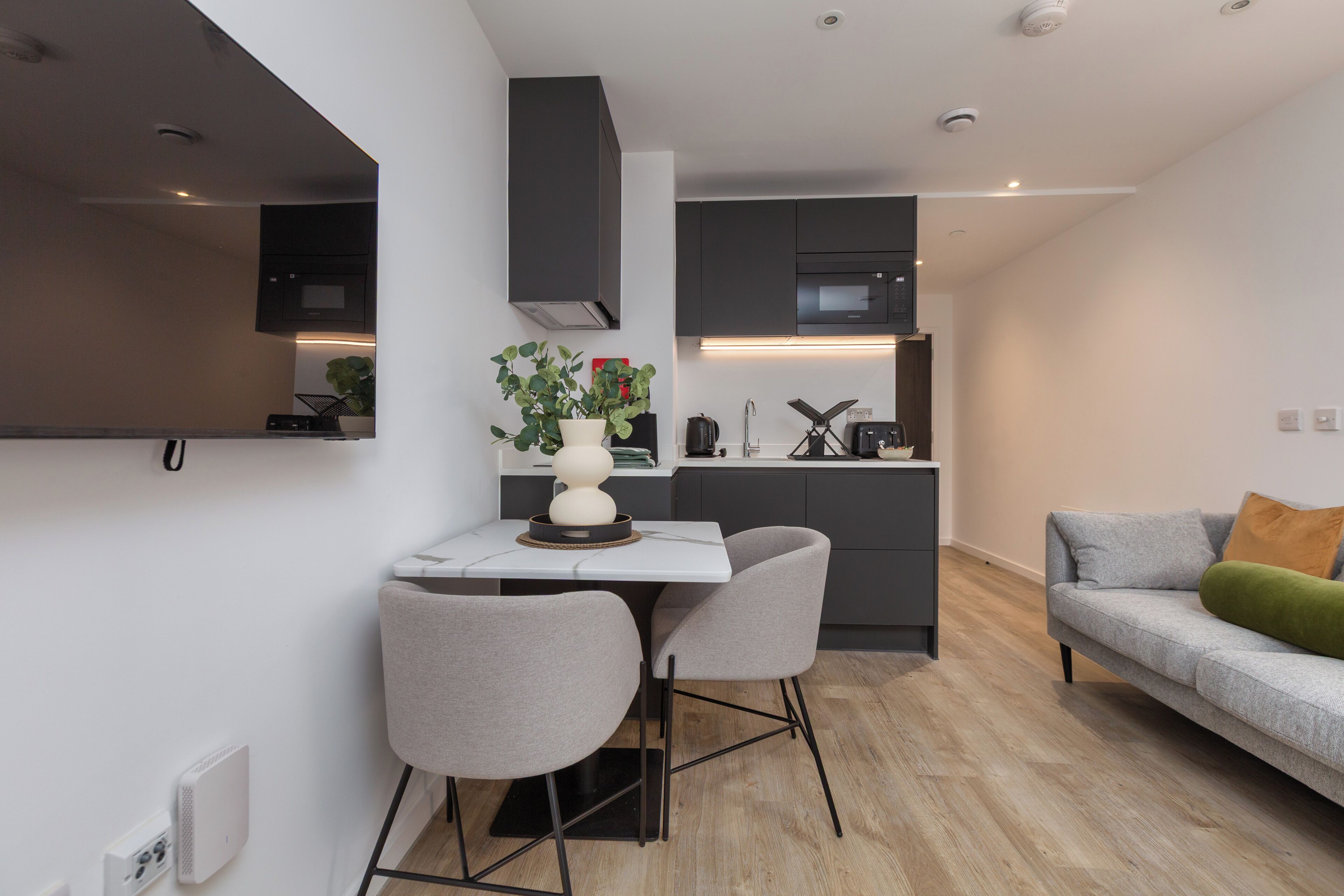 Superior-Apartment | Essbereich im Zimmer