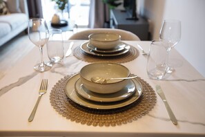 In-room dining - Cable Street Serviced Apartments (Manchester)
